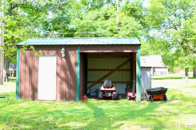 view of pole building featuring a lawn