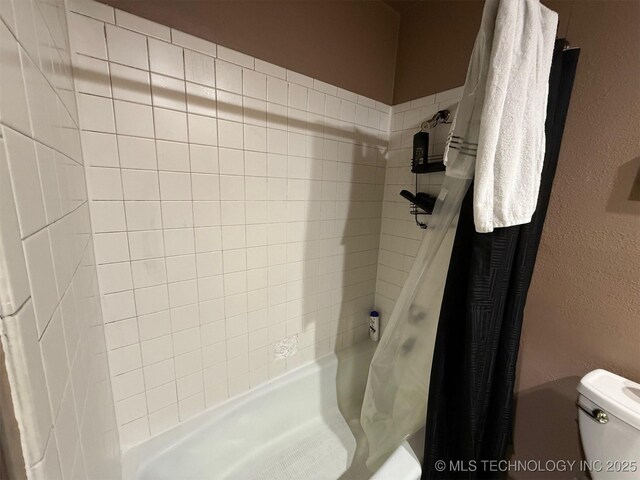 101 E Corporation St, Henryetta, OK 74437 - full bath featuring a textured wall, shower / bath combo, and toilet