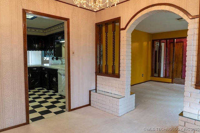 corridor featuring an inviting chandelier, visible vents, carpet flooring, wallpapered walls, and arched walkways