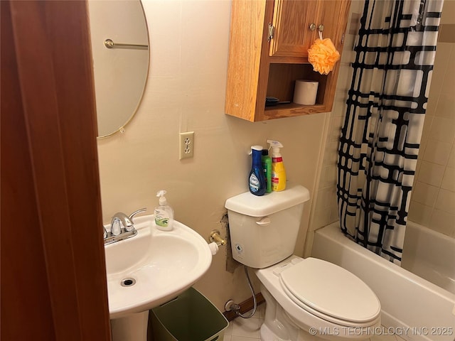 16 B St NW, Inola, OK 74036 - full bathroom featuring a sink, toilet, and shower / tub combo