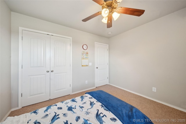 bedroom with carpet floors, baseboards, ceiling fan, and a closet