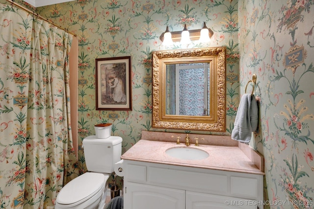 full bath featuring vanity, a shower with curtain, toilet, and wallpapered walls