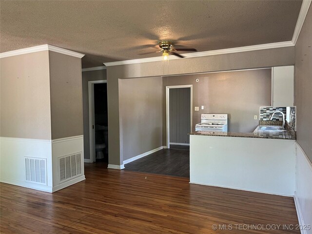 304 E 45th Ct, Tulsa, OK 74105 - unfurnished room featuring a sink, wood finished floors, ceiling fan, a textured ceiling, and baseboards