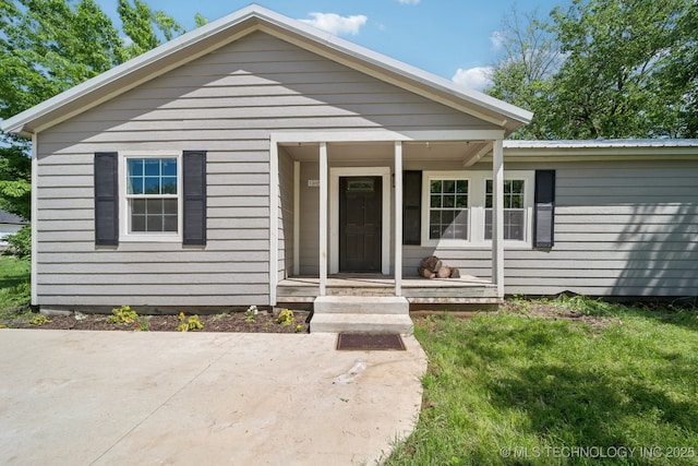109 S Coo Y Yah St, Pryor, OK 74361 - view of front of property featuring covered porch and a front lawn