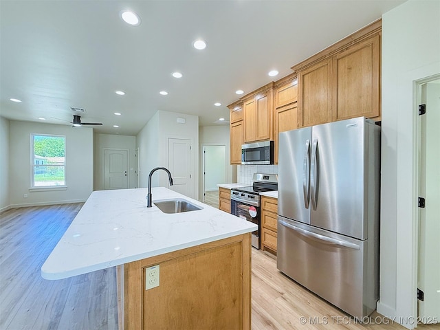 kitchen featuring a sink, light wood-style floors, stainless steel appliances, and recessed lighting