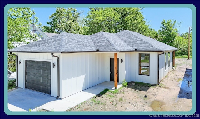 view of front of property with a shingled roof