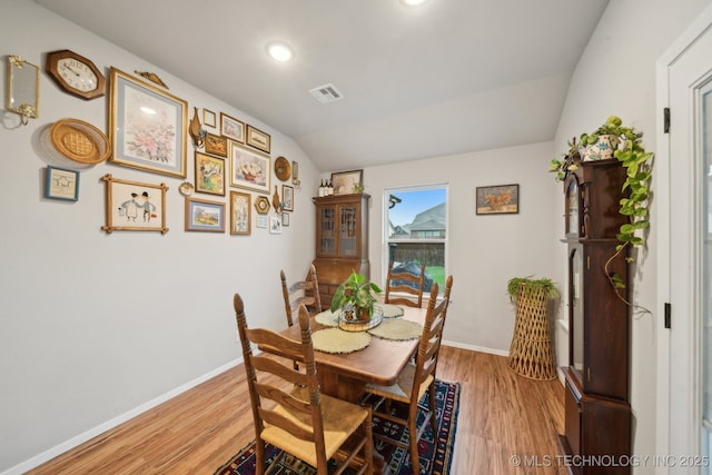 dining room with visible vents, lofted ceiling, baseboards, recessed lighting, and light wood-style flooring