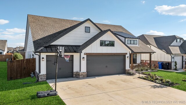view of front of home featuring a shingled roof, fence, driveway, and a front yard