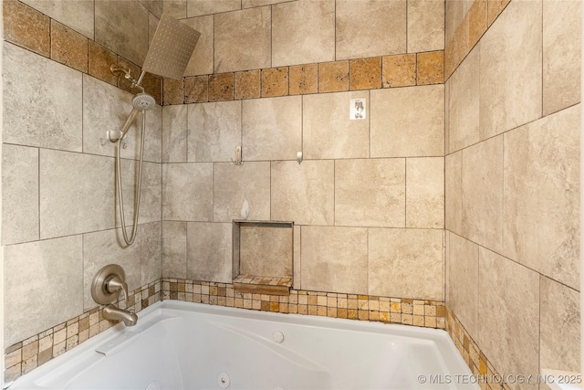 room details with a combined bath / shower with jetted tub