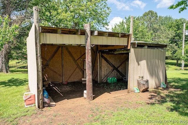 view of outdoor structure