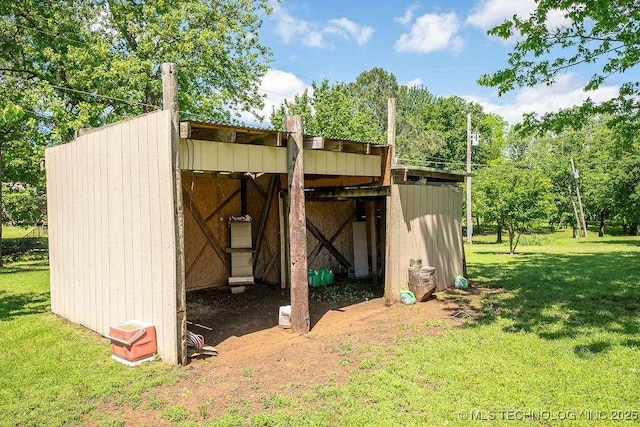 view of outdoor structure featuring an outdoor structure