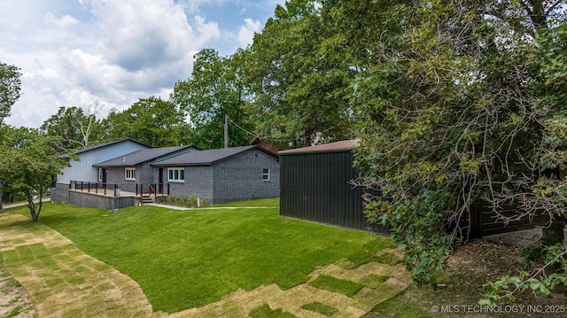 view of yard with an outdoor structure