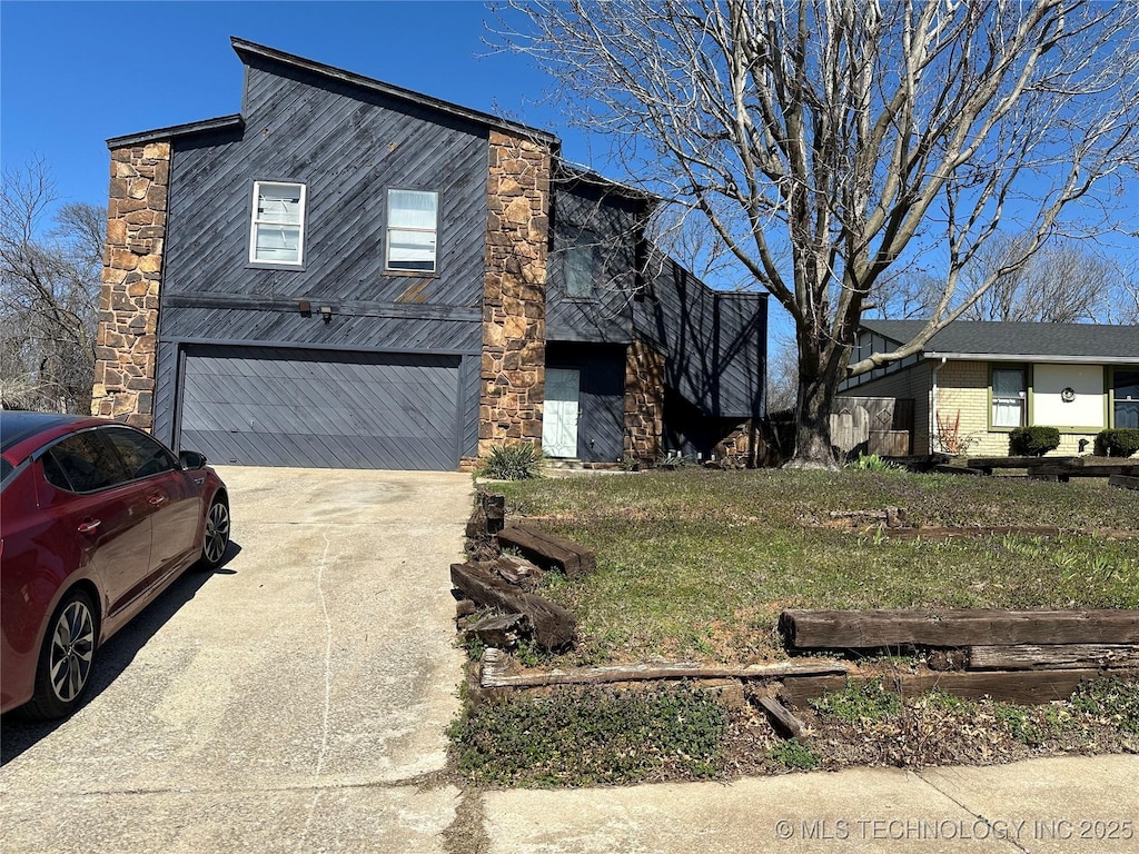 view of front facade featuring a garage and driveway