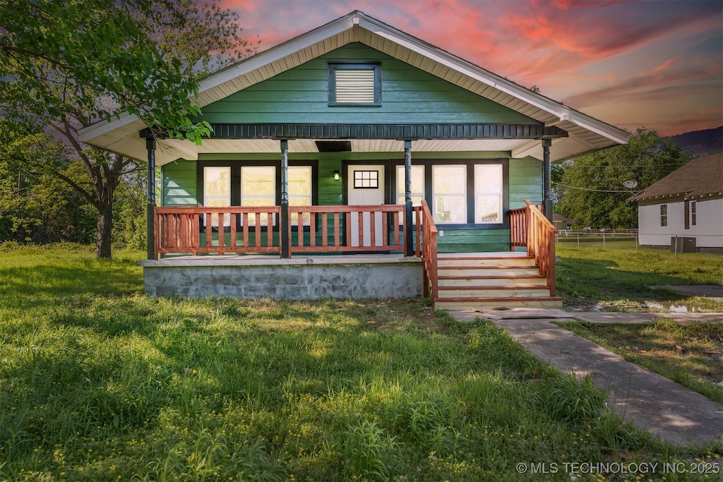 606 Evelyn St, Muskogee, OK 74401 - bungalow-style house with a porch