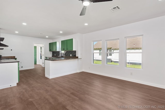 kitchen with visible vents, a ceiling fan, dark wood-style flooring, and green cabinets