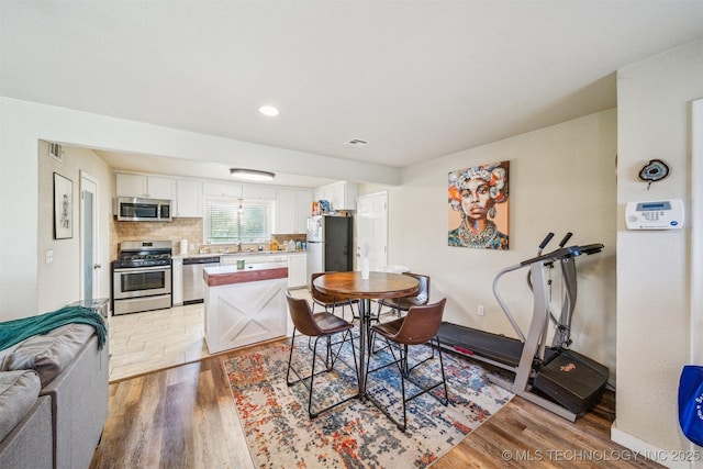 dining room with recessed lighting, visible vents, and light wood-style flooring
