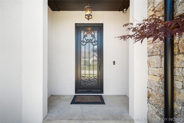 property entrance featuring stucco siding