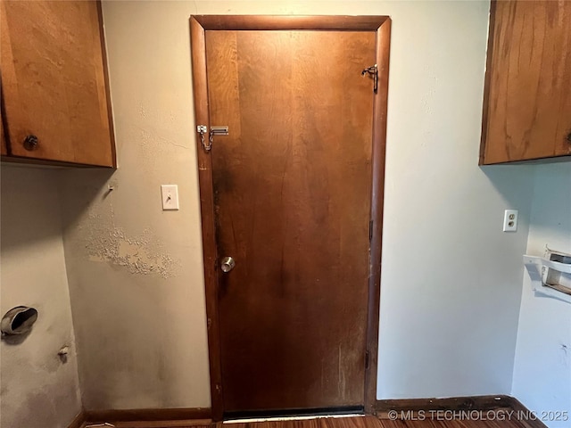 12131 E 31st Pl, Tulsa, OK 74146 - laundry room with cabinet space and electric dryer hookup
