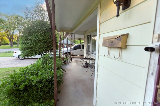 view of patio / terrace with covered porch