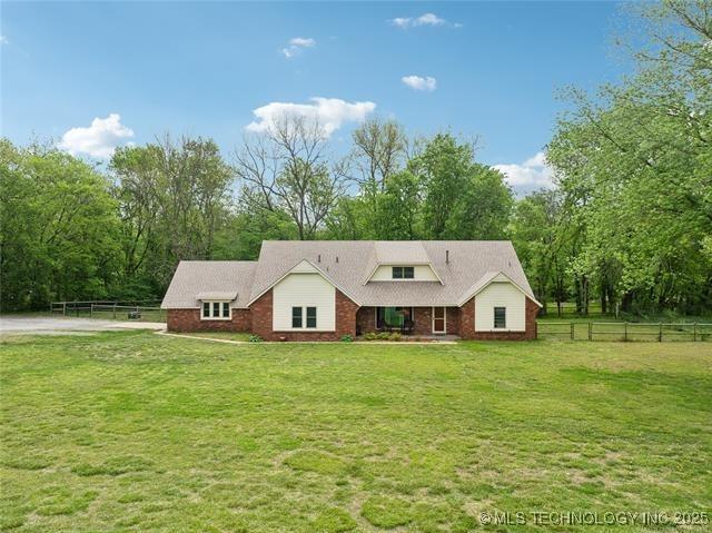 9888 E 470th Rd, Claremore, OK 74017 - view of front of home featuring brick siding, fence, and a front yard