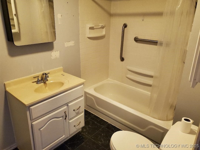 824 W Houston St, Okemah, OK 74859 - full bath featuring toilet, vanity, and shower / tub combo