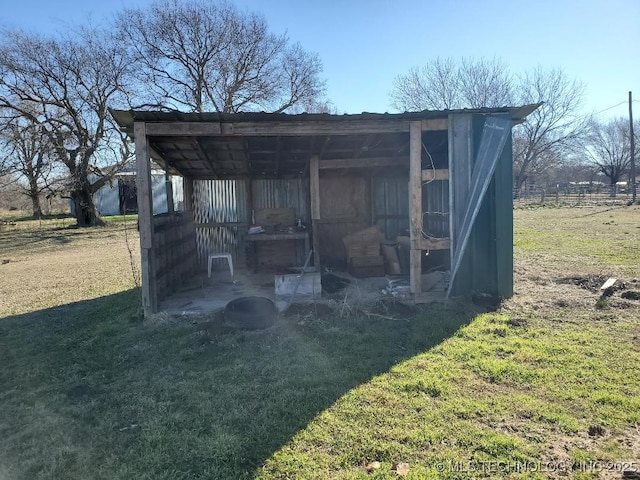 824 W Houston St, Okemah, OK 74859 - view of pole building featuring a yard