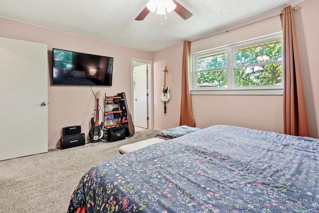 bedroom featuring carpet flooring, a textured ceiling, and ceiling fan