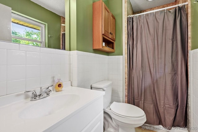 full bath with vanity, toilet, tile walls, a textured ceiling, and a shower with curtain