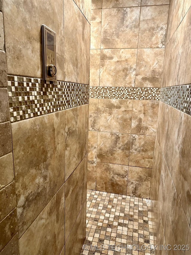 details featuring tiled shower