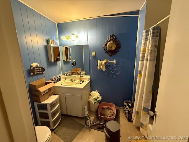 full bathroom with vanity, curtained shower, and toilet