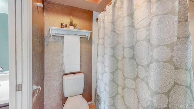 full bath with toilet and curtained shower