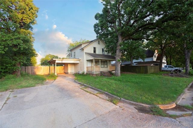 view of front of house with fence, a porch, and a front yard