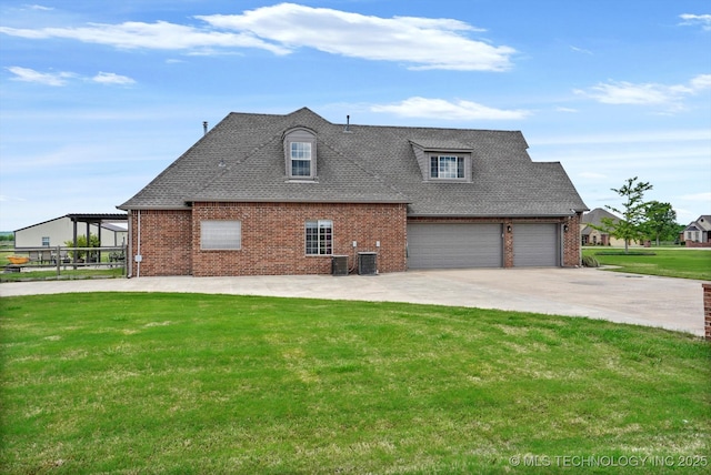 view of front of home featuring brick siding, driveway, a front yard, and roof with shingles