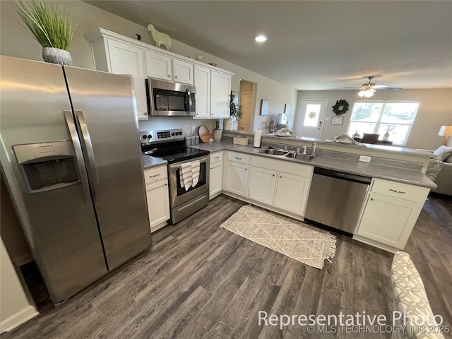 8327 E Queens St, Broken Arrow, OK 74014 - kitchen featuring a sink, open floor plan, a peninsula, dark wood-type flooring, and stainless steel appliances