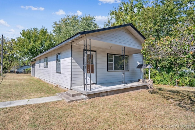 view of front facade featuring a porch and a front yard