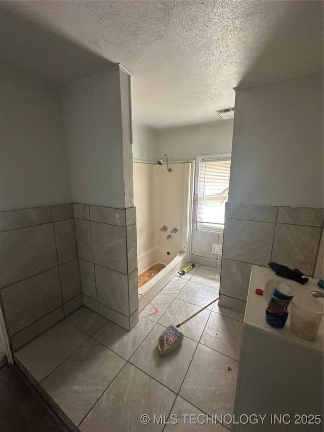 417 E SE, Ardmore, OK 73401 - full bath featuring a textured ceiling and tile walls