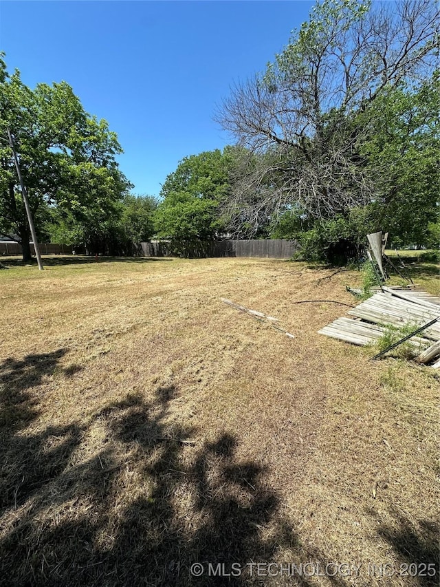 417 E SE, Ardmore, OK 73401 - view of yard featuring fence