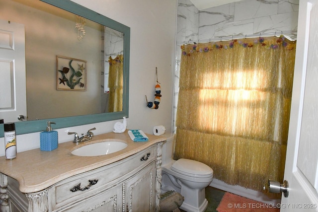 full bathroom featuring vanity, toilet, and a shower with shower curtain