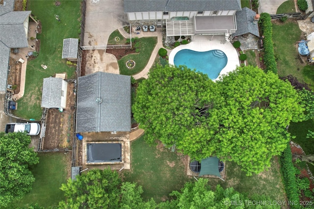 drone / aerial view of a pool