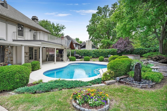 view of swimming pool featuring a patio