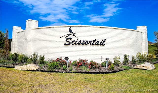community sign featuring a lawn