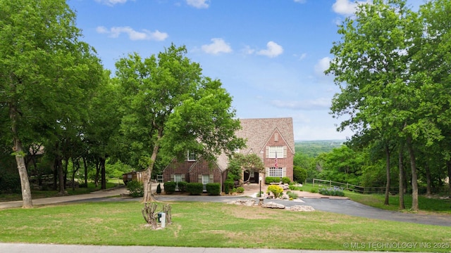 view of front of home featuring a front yard and brick siding