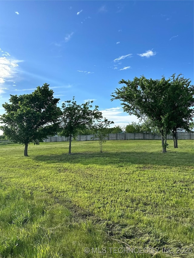 8815 Ashcroft Rd, Mounds, OK 74047 - view of yard with fence