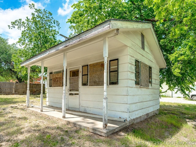 view of front of house with fence