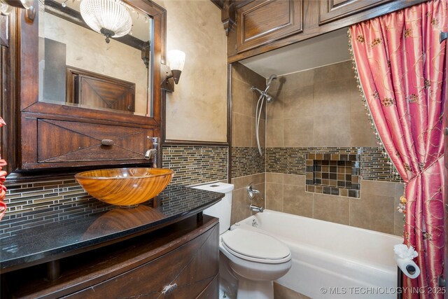 1022 W E St, Jenks, OK 74037 - full bath featuring backsplash, shower / bath combo with shower curtain, toilet, and vanity