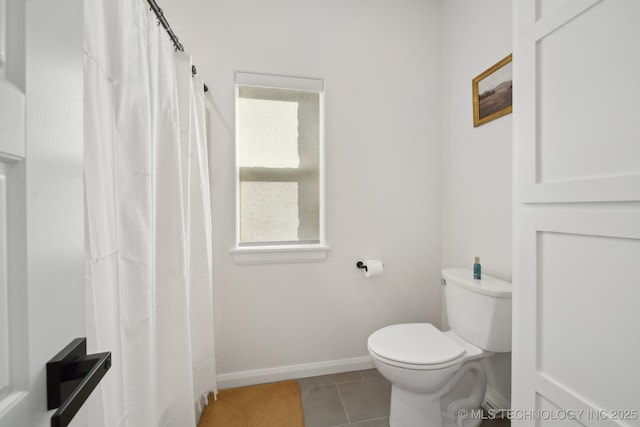 bathroom featuring curtained shower, toilet, baseboards, and tile patterned floors
