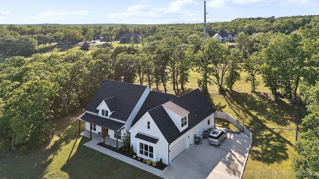 birds eye view of property featuring a forest view