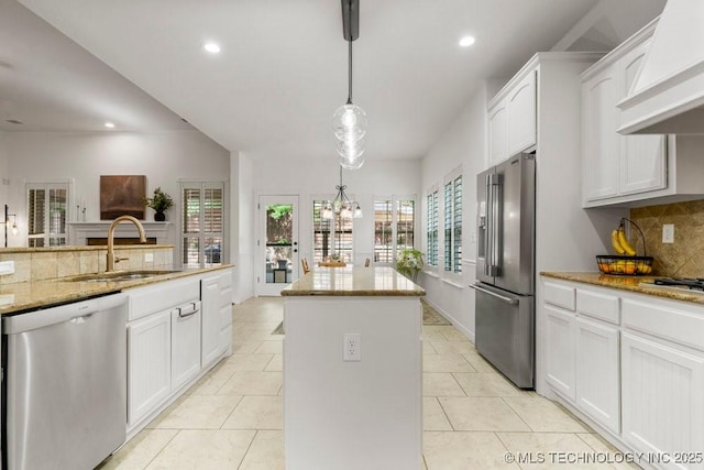 6811 S Sycamore Pl, Broken Arrow, OK 74011 - kitchen featuring stainless steel appliances, a sink, a kitchen island, tasteful backsplash, and premium range hood