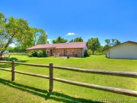 view of front of home featuring a front lawn and fence