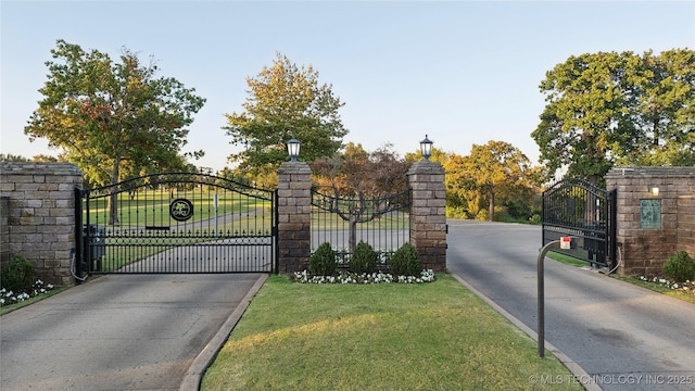 5263 Oak Leaf Dr, Tulsa, OK 74131 - view of gate